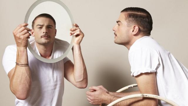 Hombre mirándose al espejo