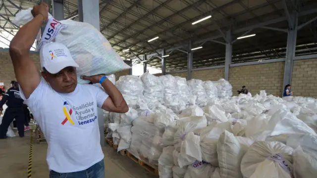 Un voluntario con donaciones enviadas por EEUU.