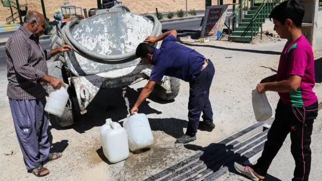 کم آبی در ایران مدتی است به فهرست بحران‌هایی که جامعه ایران با آن دست و پنجه نرم می‌کند٬ افزوده شده است