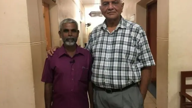 දේවේන්ද්‍රම් (වමේ) සමඟ විශ්‍රාමික මේජර් ජෙනරාල් ශියෝනන් සිං