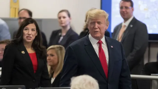 Tổng thống Hoa Kỳ Donald Trump trong một buổi làm việc cùng Quyền Bộ trưởng An ninh Nội địa