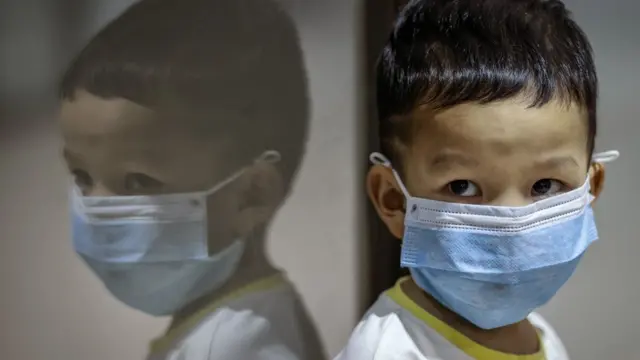 Ребенок в маске