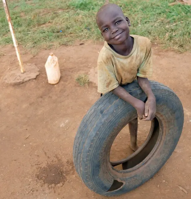 صبي يمسك إطار