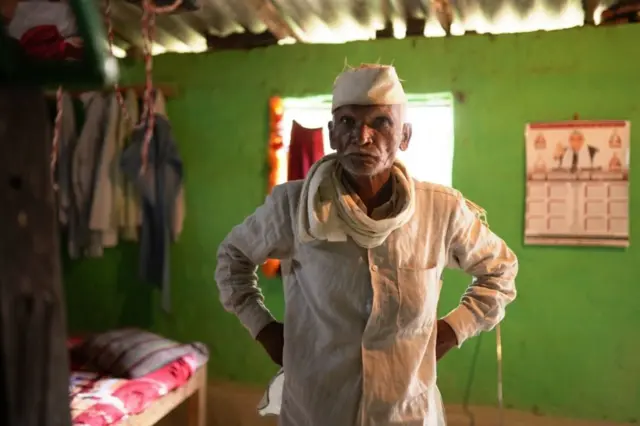 તિલકચંદ ધાકડને પણ મૃત ઘોષિત કરી દેવામાં આવ્યા હતા અને તેઓ પોતાને હયાત સાબિત કરવાની લડાઈ લડે છે.