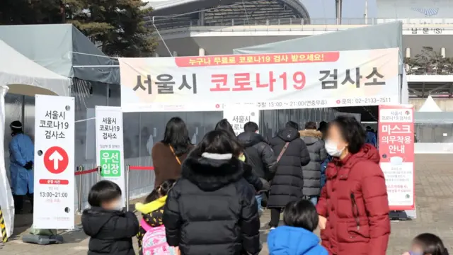 26일 서울 월드컵공원 평화광장에 마련된 코로나19 임시선별진료소에서 시민들이 검사를 기다리고 있다