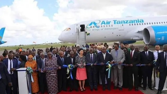 Rais Magufuli akizindua rasmi utumizi wa ndege hiyo katika uwanja wa Julius Nyerere