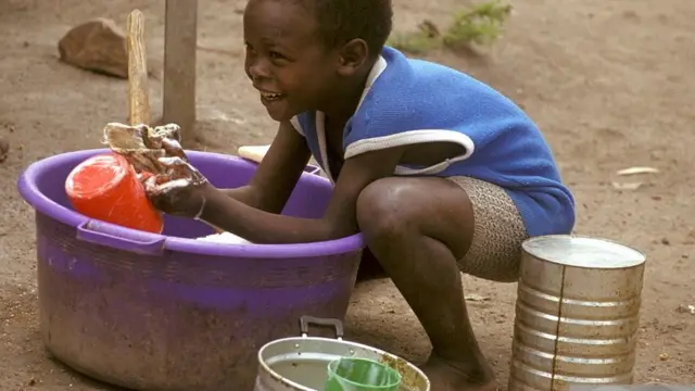 Ọmọbinrin to n fọ abọ nita