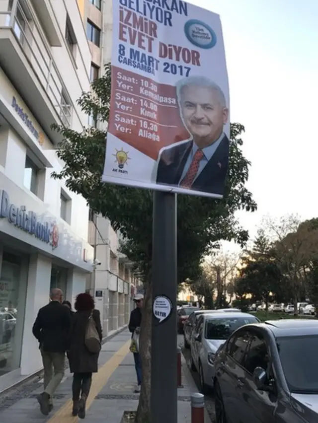 Bınali Yıldırım afişinin altında Hayır Afişi