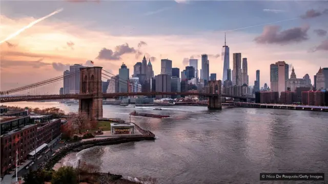 曼哈頓每片土地上的建築面積是孟買的四倍,這個印度城市更加擁擠。