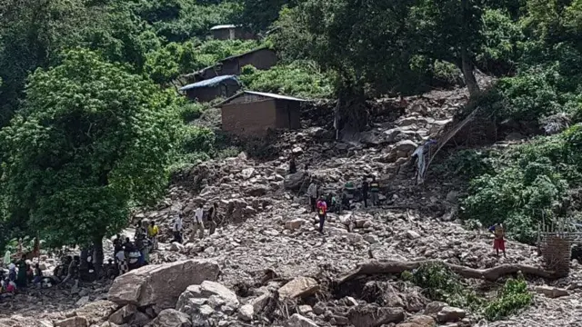 Le 16 août, un village de pêcheurs avait été englouti par un glissement de terrain à la suite d'une forte pluie, sur la rive congolaise du lac Albert, à la frontière avec l'Ouganda.