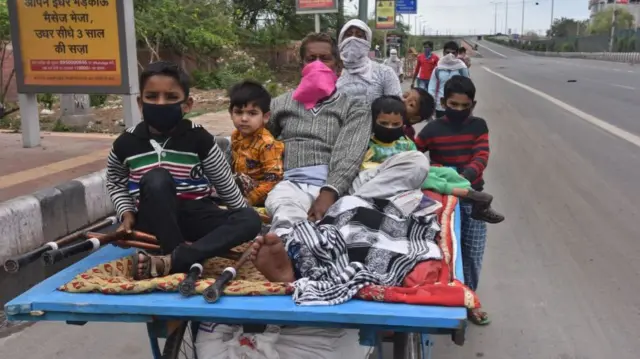 સ્થળાંતર કરતો પરિવાર