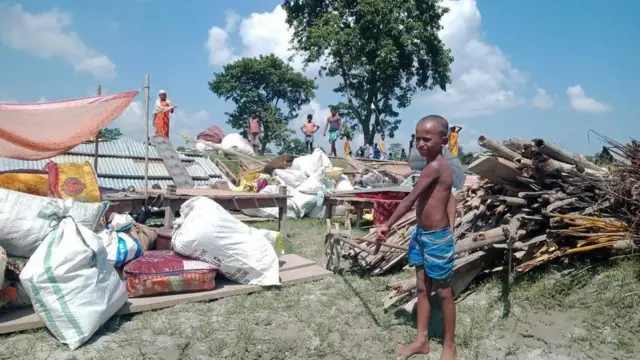 ভেঙে দেওয়া বাড়িঘর আবার তুলবার চেষ্টায় গ্রামবাসীরা