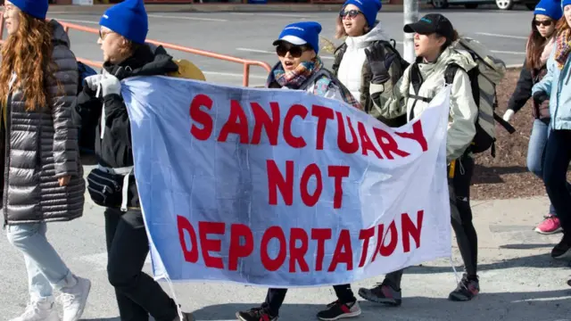 Bandera con la leyenda: santuario, no a la deportación.