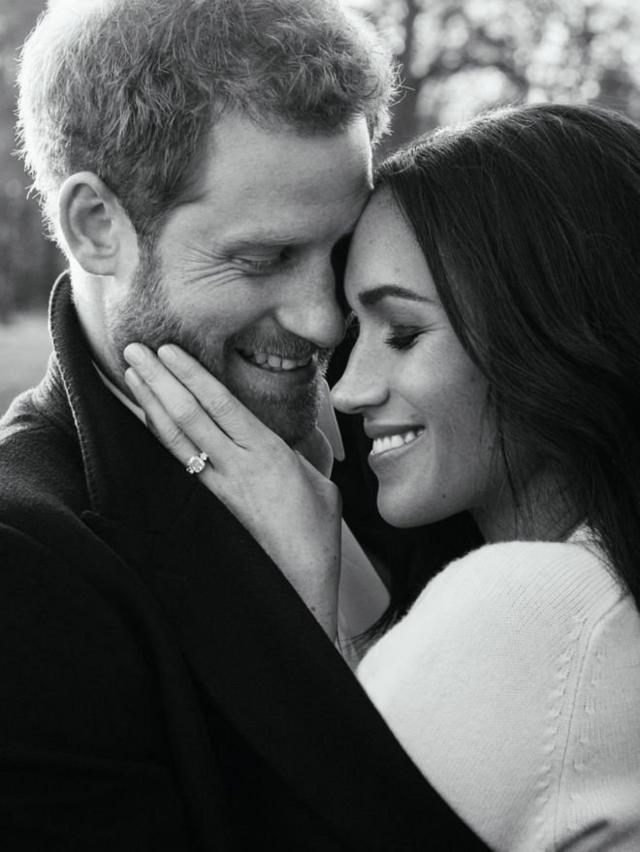 黑白照片是在浮若阁摩尔宫的空地上拍摄的，梅根穿一件白色的毛衣，她用手扶着王子的脸庞，照片突出了她的订婚戒指。
