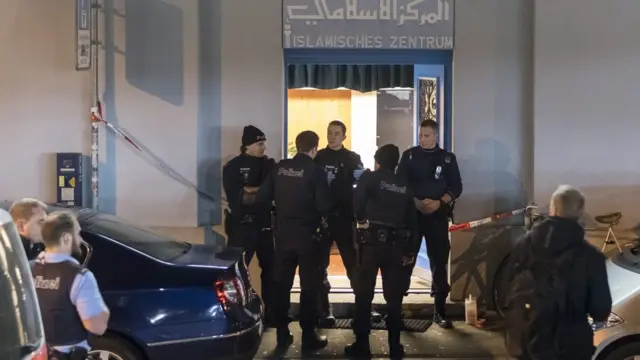 Полиция у входа в исламский центр