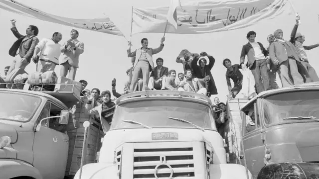 سيارات تحمل المشاركين في المسيرة الخضراء