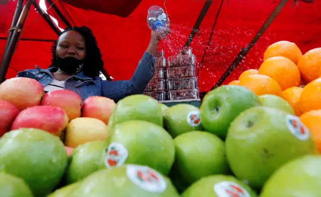 Wannan matar tana yayyafawa ƴaƴan itatuwan ruwa a yiyin da cutar korona ke cigaba da yaduwa. An dauki hoton ranar 17 ga watan Yuni, 2020 a yankin Eastleigh na kasar Kenya.
