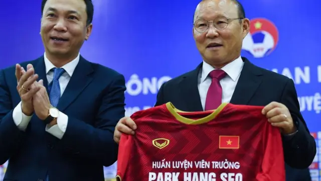 HLV Park Hang-seo (phải)