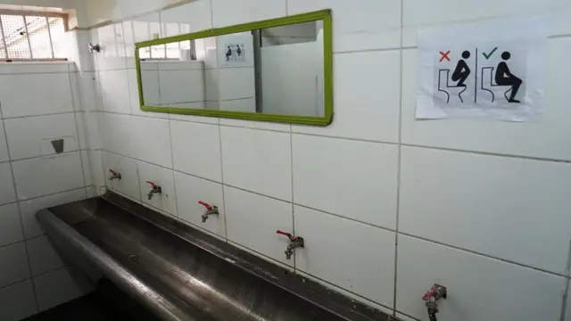 Aviso en el baño de la Fundación Fré.