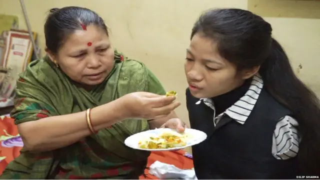 प्रिंसी गोगोई अपनी मां के साथ