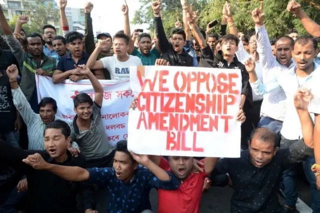 વિરોધ કરતાં લોકો