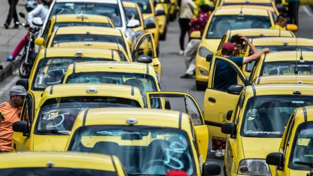 Taxis protestan en Colombia