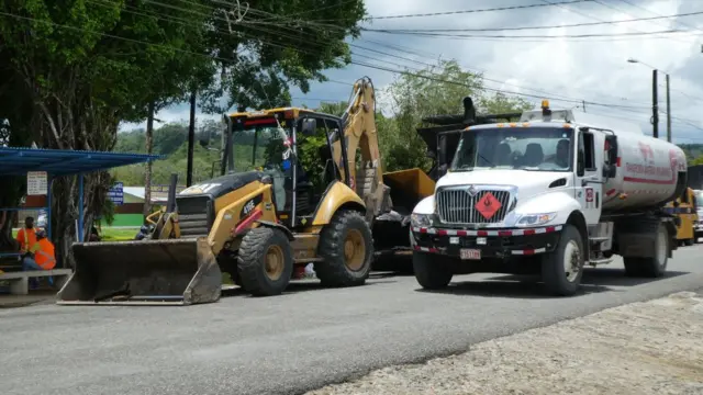 Maquinaria de MECO en una obra vial en Costa Rica