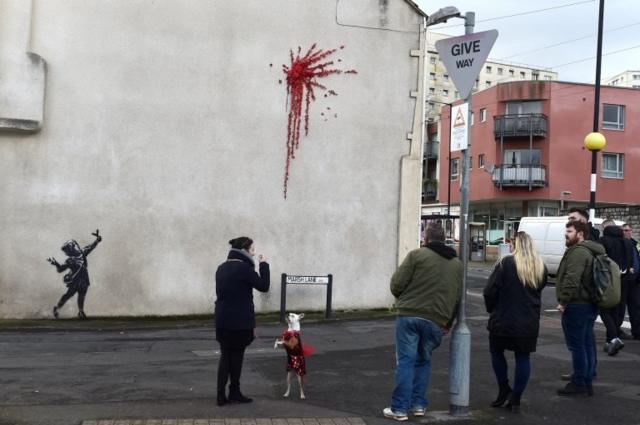 Жители Бристоля рассматривают новое граффити Бэнкси