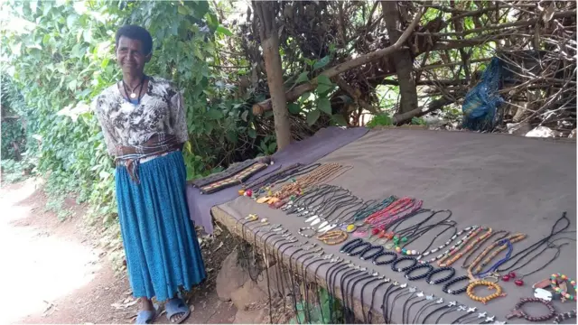 በገዳማቱ መስቀሎችን የሚሰጡ እናት