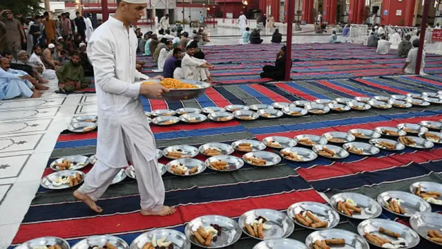 اولین افطار روزه‌داران در شهر کراچی پاکستان