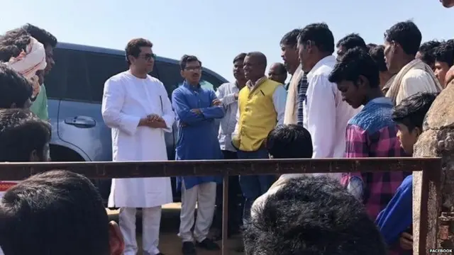 लोकांशी संवाद साधताना राज ठाकरे