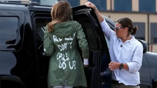 بحث‌های زیادی بر سر دلیل ملانیا ترامپ برای پوشیدن این لباس در رسانه‌ها در گرفت