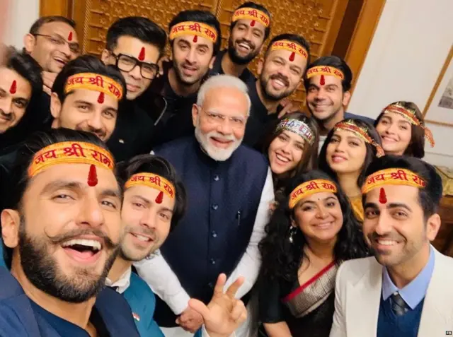 ਇਸ ਫੋਟੋ ਵਿੱਚ ਮੱਥੇ ਉੱਪਰ ਲੱਗੇ ਪੱਟੇ ਬਾਅਦ ਵਿੱਚ ਨਕਲੀ ਲਗਾਏ ਗਏ ਹਨ