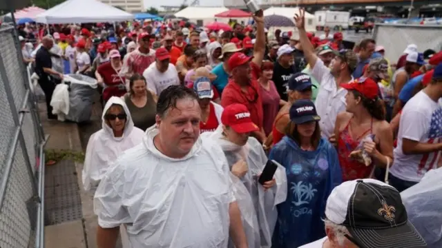 Очередь на стадион в Орландо стала собираться с вечера в понедельник под проливным дождем