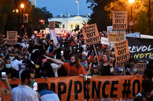 အိမ်ဖြူတော် အနားမှာ ဆန္ဒပြကြသူတွေ