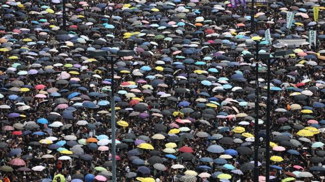香港政府去年建议修订《逃犯条例》，容许香港处理来自中国大陆的逃犯移交要求，触发大型示威。