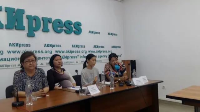 Кыргызстанда майып балдардын ата-энелери президентке кайрылып, бала төрөлгөндөгү сүйүнчү акыны караган мыйзам долбооруна чек коюуну суранышты.