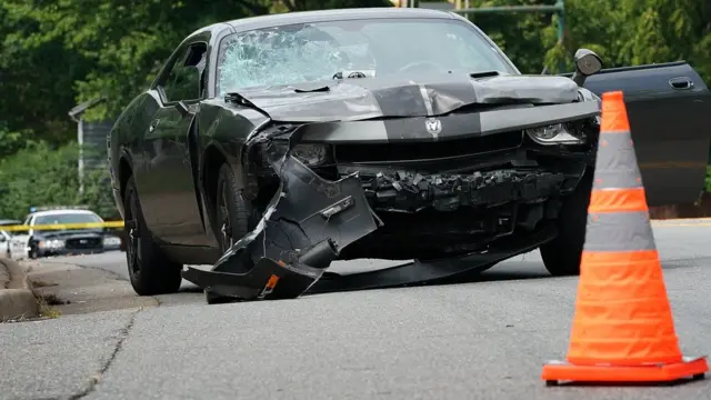 این خودرویی است که تظاهرات‌کنندگان را زیر گرفت. در جلوی شیشه آن یک بطری آب دیده می‌شود که احتمالا متعلق به یکی از قربانیان است