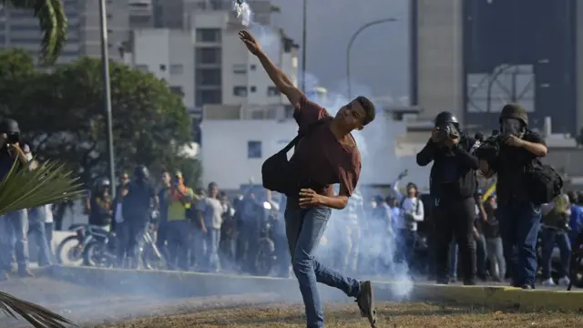 কারাকাসের রাস্তায় বিরোধী সমর্থকদের সাথে সেনাবাহিনীর সংঘর্ষ