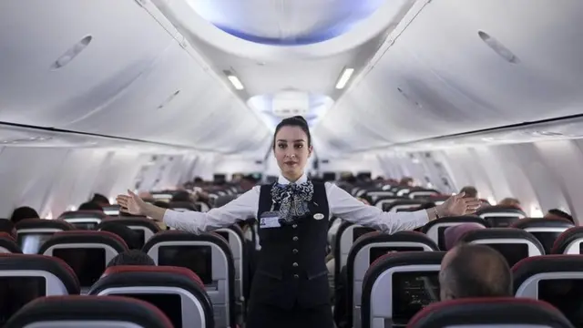 يتعين على موظفي الضيافة الجوية التحلي الدائم بالود