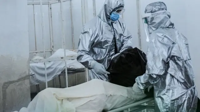 የኮሮናቫይረስ ታማሚ የተሸፈነ አስክሬን