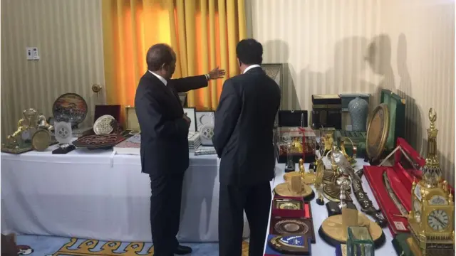 Xasan Sheekh oo Farmaajo u sharaxaya waxyaabaha dhexyaalla madaxtooyada