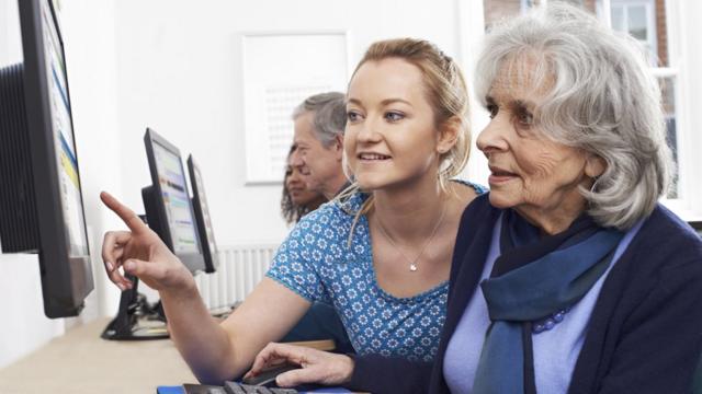 Mujer mayor aprendiendo computación