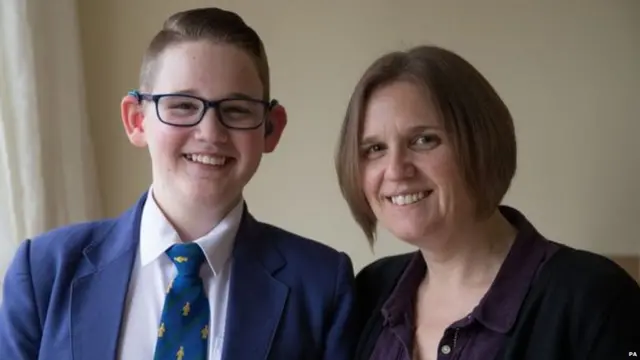 रूबेन त्याच्या आईसोबत