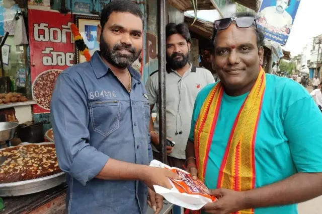 మాడుగుల హల్వా కొంటున్న జబర్దస్త్ నటుడు