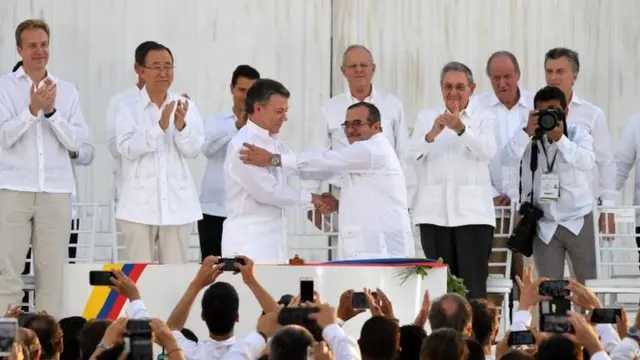 Firma del acuerdo de paz entre el presidente Juan Manuel Santos y Timochenko.