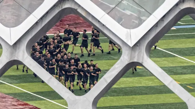 广东深圳湾体育中心内大批中国武警官兵进行体能训练(17/8/2019)