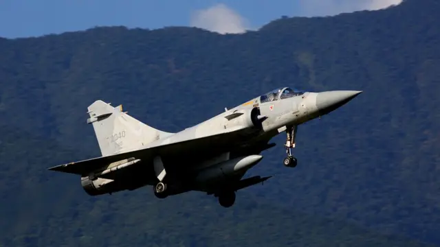 幻象2000型战斗机总共生产了大约600架，目前还有400多架在服役中。