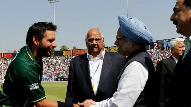 شاہد آفریدی اور انڈین وزیر اعظم منموہن سنگھ