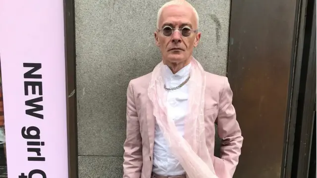 Актер Мэттью Сим одет в розово-золотой с подходящими аксессуарами